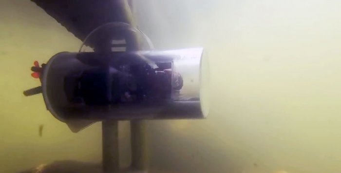 Submarin radiocontrolat realizat dintr-un ulcior