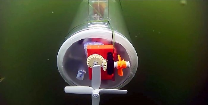 Sterowana radiowo łódź podwodna zbudowana z dzbanka