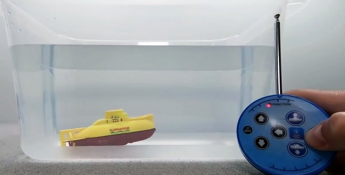 Submarino controlado por rádio feito de uma jarra