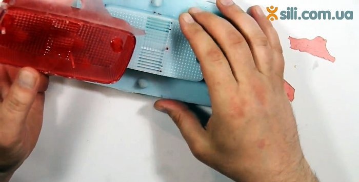 Vi gjuter tunnväggiga delar av transparent plast med våra egna händer