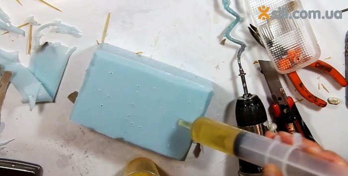 Mit unseren eigenen Händen gießen wir dünnwandige Teile aus transparentem Kunststoff