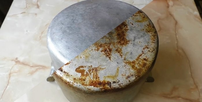 Hoe u eenvoudig een vuile pan kunt reinigen van koolstofaanslag