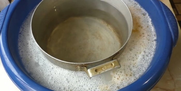 Како лако очистити прљаву посуду од наслага угљеника