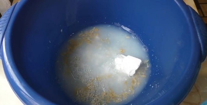 Како лако очистити прљаву посуду од наслага угљеника