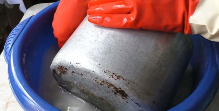 How to easily clean a dirty pan from carbon deposits