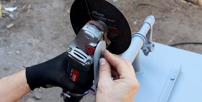 Un soporte sencillo para una amoladora angular hecho con una bicicleta.