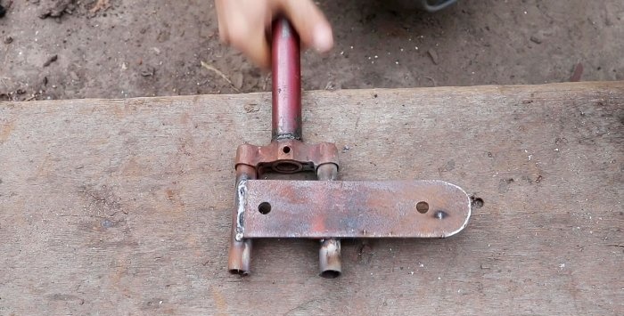 Un soporte sencillo para una amoladora angular hecho con una bicicleta.