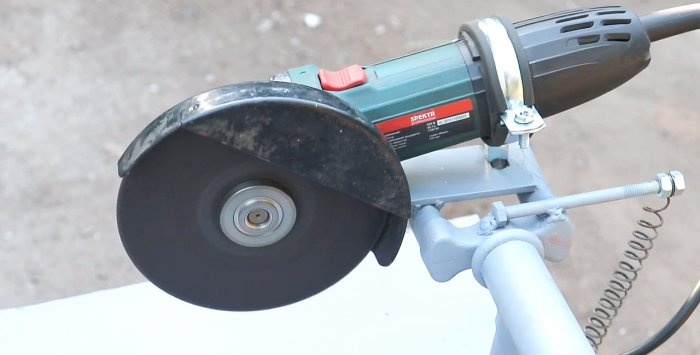 Un soporte sencillo para una amoladora angular hecho con una bicicleta.