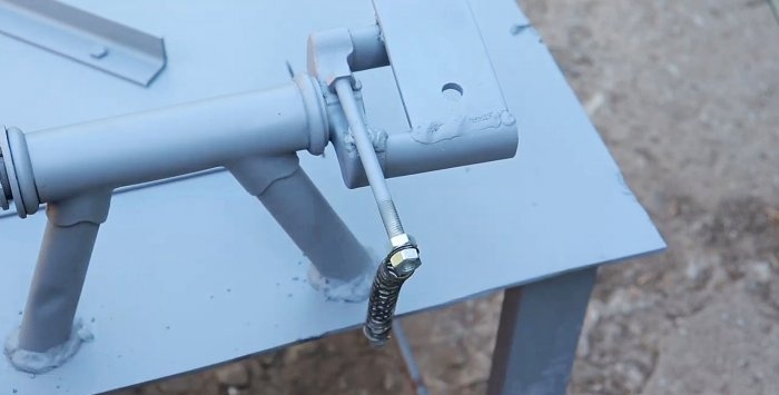 Un simple support pour meuleuse d'angle fabriqué à partir d'un vélo