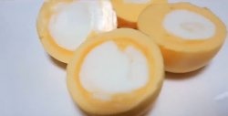 Comment faire bouillir un œuf avec le jaune vers l'extérieur