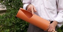 Un semplice dispositivo per raccogliere la frutta dall'alto da un tubo in PVC