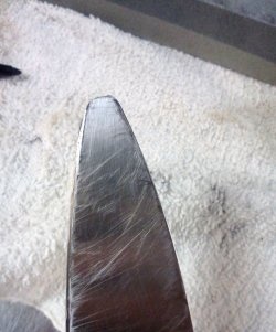 Com reparar un ganivet de cuina amb una punta trencada (punta)