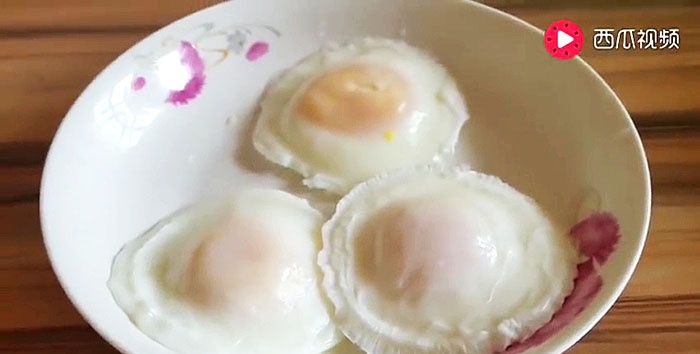 Ez a legegyszerűbb és leggyorsabb módja annak, hogy a tojásokat ízletesre és gyönyörűre főzzük.