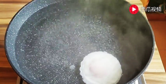 Dette er den enkleste og raskeste måten å koke smakfulle og vakre egg.