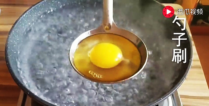 Esta é a maneira mais fácil e rápida de cozinhar ovos saborosos e bonitos.