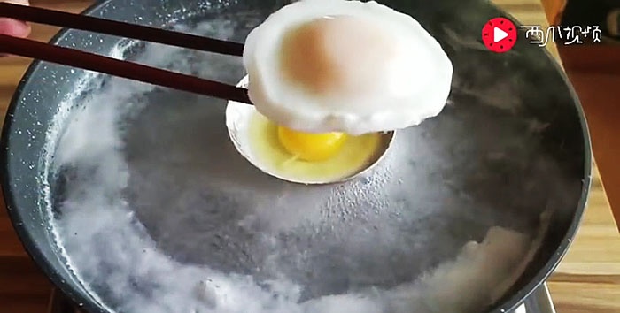 To najłatwiejszy i najszybszy sposób na ugotowanie jajek smacznych i pięknych.