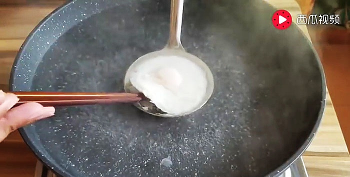 To najłatwiejszy i najszybszy sposób na ugotowanie jajek smacznych i pięknych.