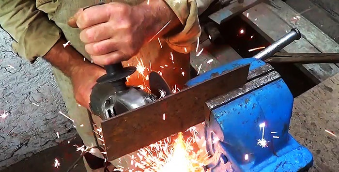 Scie à métaux électrique à faire soi-même à partir d'une meuleuse