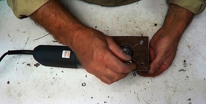 Sierra para metales eléctrica de bricolaje con una amoladora