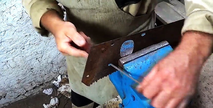 Do-it-yourself electric hacksaw mula sa isang gilingan