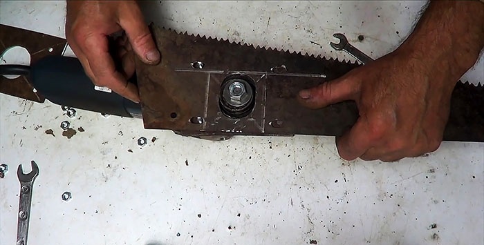 Do-it-yourself electric hacksaw mula sa isang gilingan