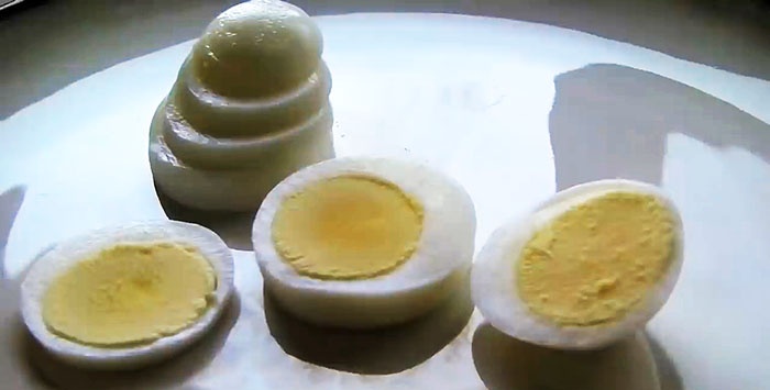 Come far bollire le uova in modo che si sbuccino velocemente e facilmente