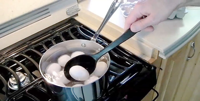كيفية غلي البيض حتى يقشر بسرعة وسهولة
