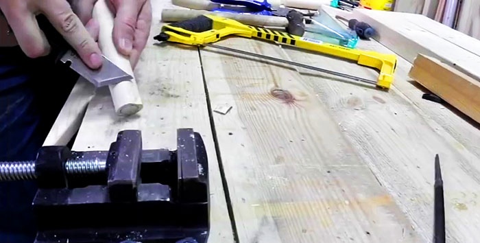 Come realizzare robusti manici per file utilizzando una bottiglia di plastica