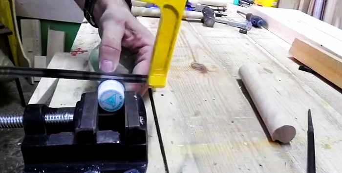 Come realizzare robusti manici per file utilizzando una bottiglia di plastica