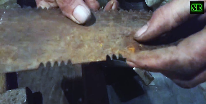 Hoe nieuwe tanden op een oude zaag te snijden en te slijpen