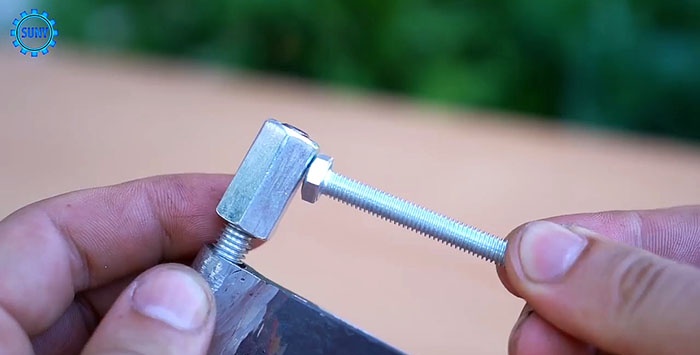Hemgjord crimp för att pressa rörformade klackar på en kabel