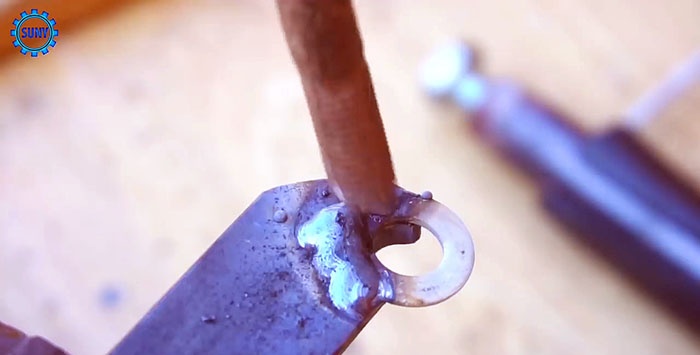Engarce casero para engarzar terminales tubulares en un cable.