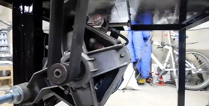Wood splitter mula sa isang lumang flywheel at washing machine engine