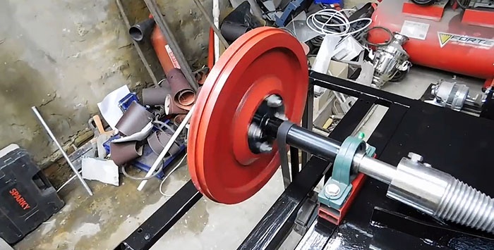 Wood splitter mula sa isang lumang flywheel at washing machine engine