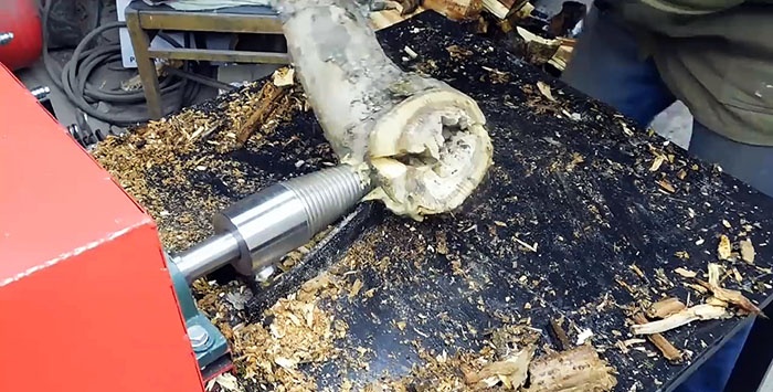 Wood splitter mula sa isang lumang flywheel at washing machine engine