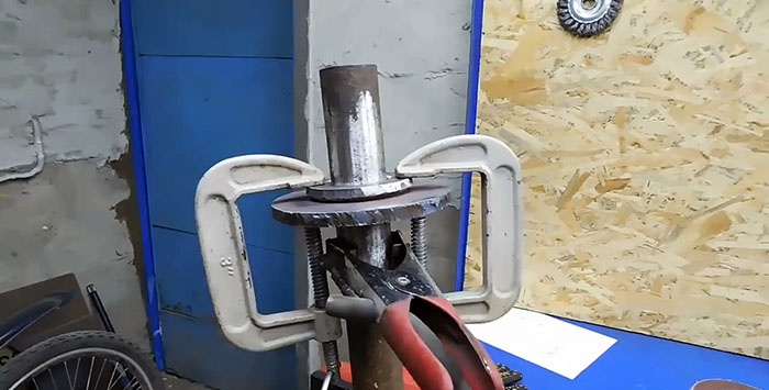 Divisor de madeira de um antigo volante e motor de máquina de lavar