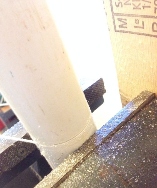Comment couper un tuyau en plastique dans un endroit difficile d'accès