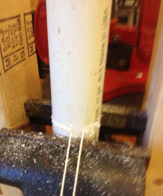 Comment couper un tuyau en plastique dans un endroit difficile d'accès