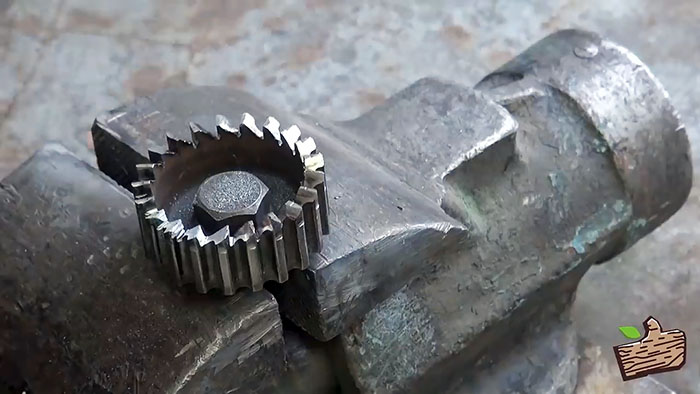 How to turn a timing gear into a full-fledged wood cutter