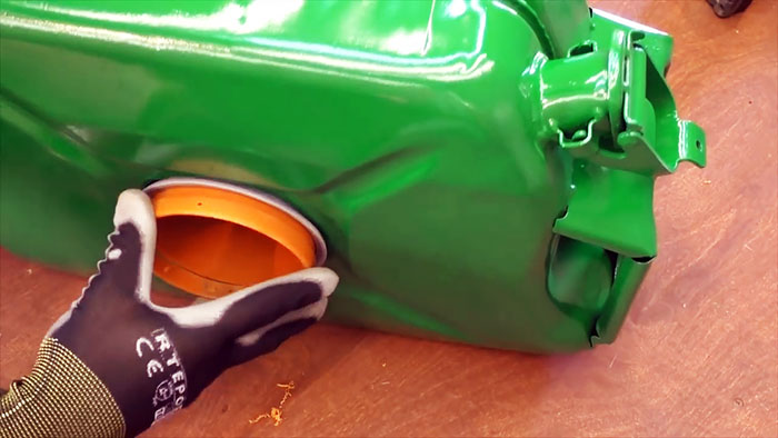 DIY case para sa watering hose mula sa isang lumang canister