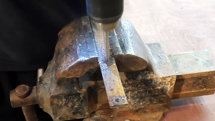 DIY puzdro na polievaciu hadicu zo starého kanistra