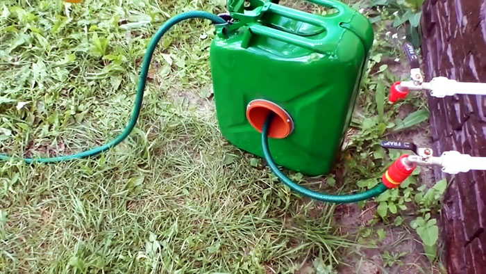 DIY case para sa watering hose mula sa isang lumang canister