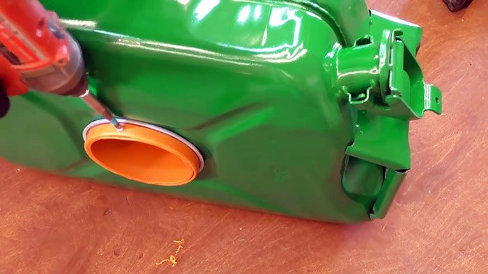 Gjør-det-selv-koffert for en vannslange fra en gammel dunk