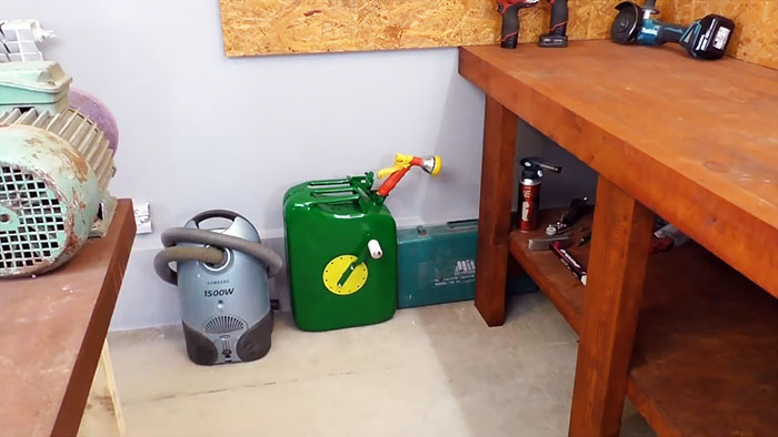 DIY case para sa watering hose mula sa isang lumang canister