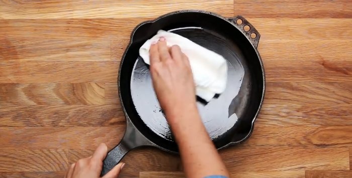 Reiniging en onderhoud van gietijzeren koekenpannen