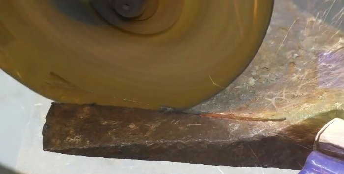 Impressionante machado DIY Viking feito de um velho machado enferrujado