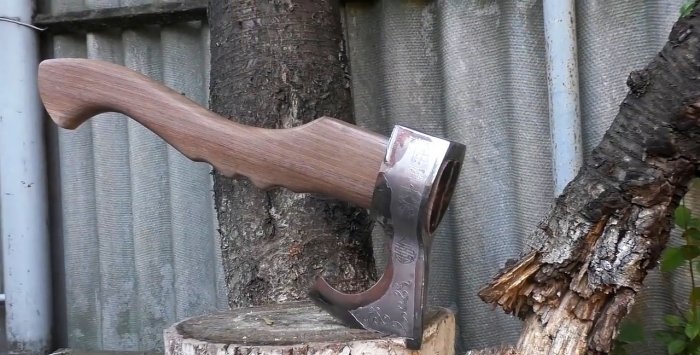 Impressionante machado DIY Viking feito de um velho machado enferrujado