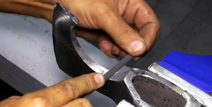 Kapak Viking DIY yang hebat daripada kapak berkarat lama