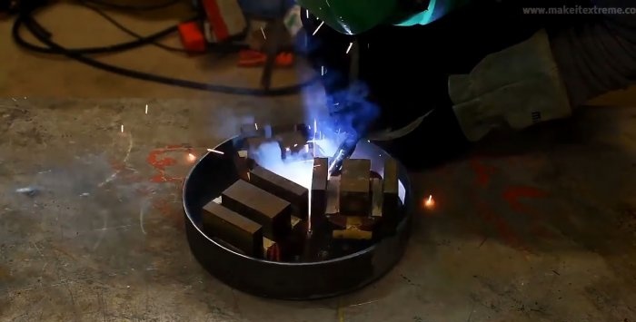 Powerful electromagnet from a microwave oven