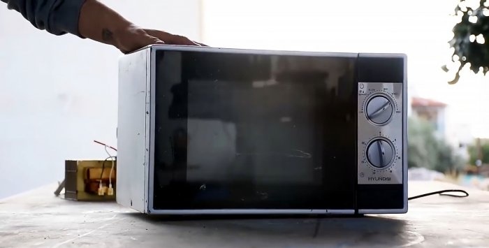 Powerful electromagnet from a microwave oven